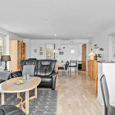3 Bedroom Cozy In Feriehus